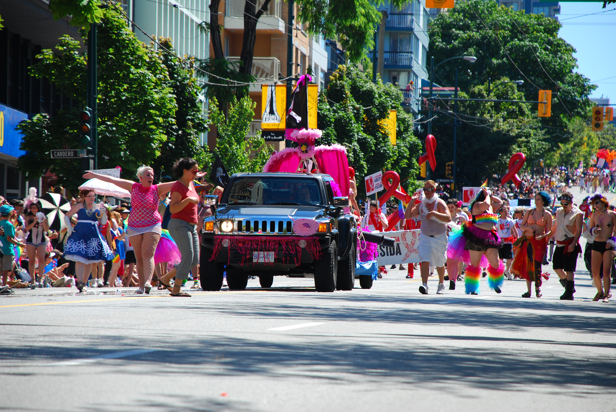 同性愛者に優しい町バンクーバー！陽気に盛り上がるプライドパレード