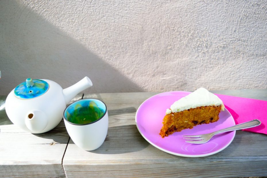 おいしいキャロットケーキとすてきな陶器で出されたお茶