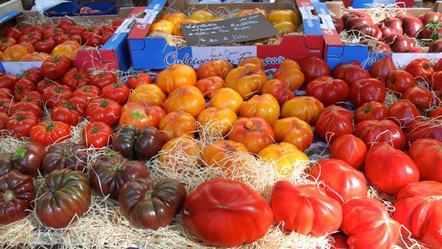 マルシェで売られているプロヴァンスのトマトは種類豊富。形も大きさもばらばらだけど、完熟でおいしい！