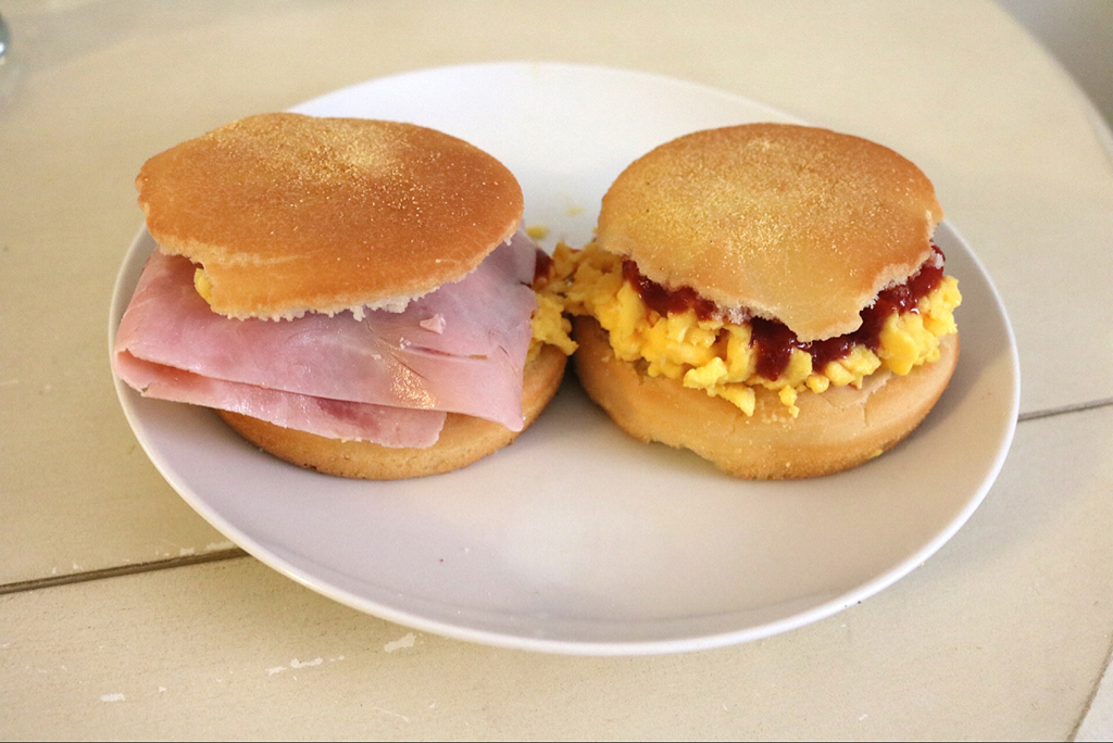 朝食のサンドイッチ（急いで作ったので見映えがイマイチなのはお許しください。）